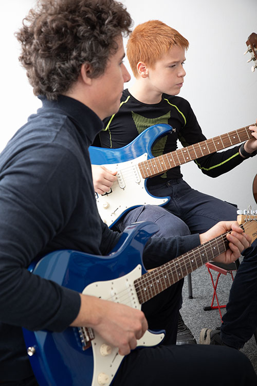 Gitarre spielende Kinder
